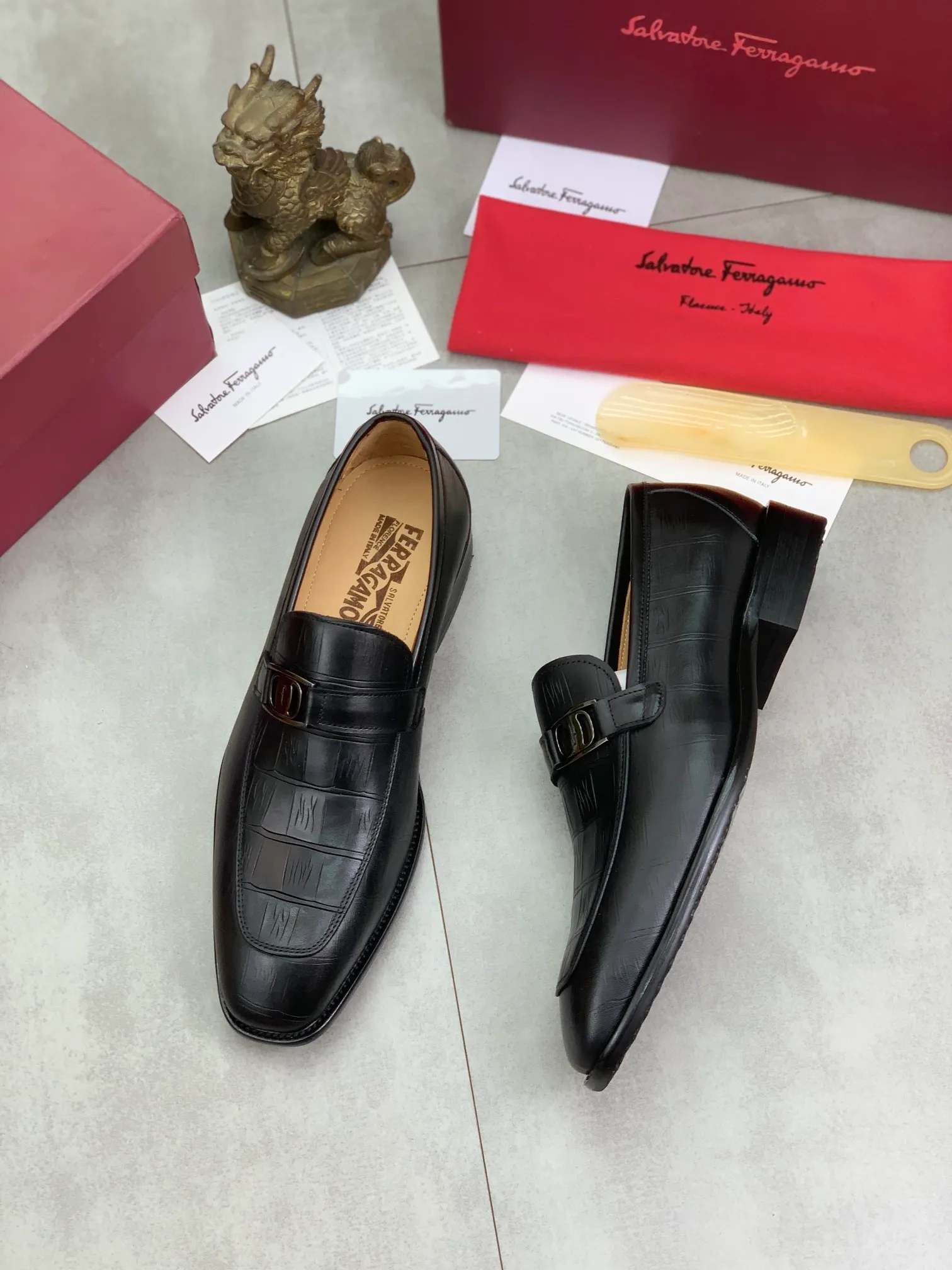 Men's Men's Shoes 💰P460💰[New Style] Water-dyed Niuli 🆘[Salvatore Ferragamo] Ferragamo's latest casual business leather shoes for men! Available at counters simultaneously! The fabric is made of specially imported original open-edge beaded calfskin, and the interior is made of imported water-dyed cowhide. It is absolutely luxurious and leads the fashion trend. Matching code: 38-45 (46 and 47 can be customized); black color optional